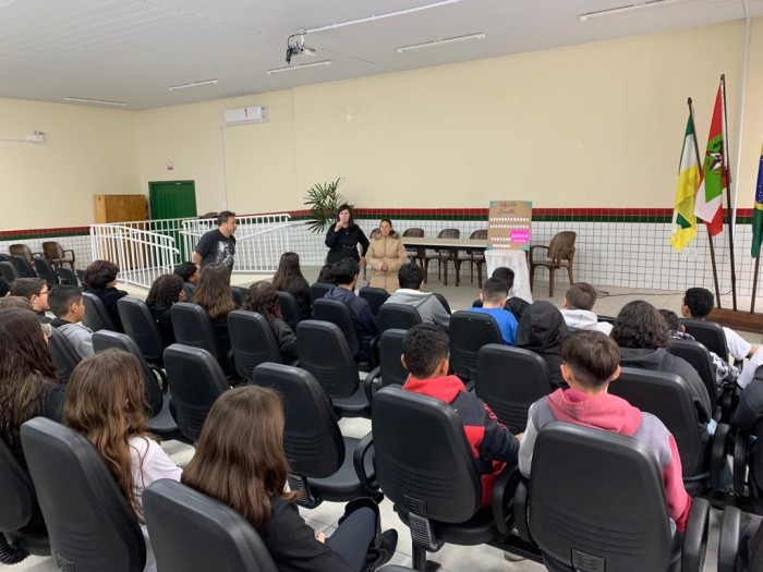 Inclusão: escolas de Laguna promovem contação de histórias a partir de livro em Braille