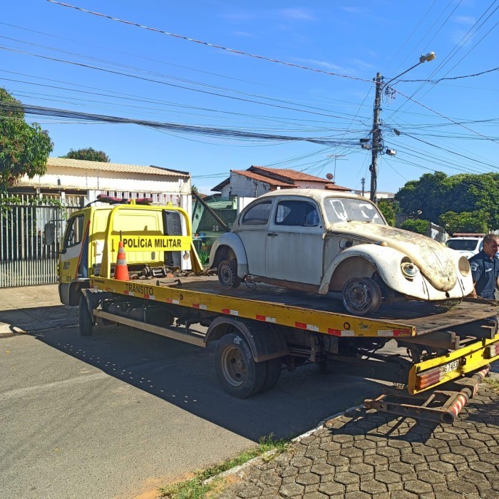 Mais de 100 carcaças de veículos foram retiradas das ruas por mês em 2023