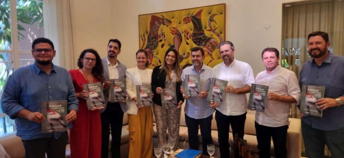 Governo do Ceará entrega à Embratur livro “Zoneamento de Observação de Aves do Ceará”