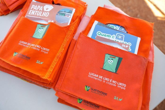 Iniciativa dá destino sustentável para uniformes antigos dos garis