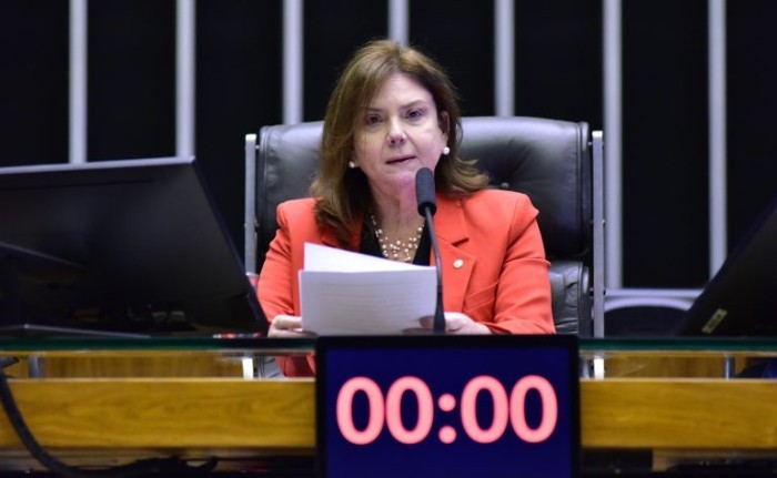 A relatora, deputada Fernanda Pessoa, recomendou a aprovação com mudanças no texto original - (Foto: Zeca Ribeiro / Câmara dos Deputados)