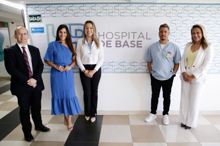 Primeira-dama visita Hospital de Base e celebra Projeto Humanizar