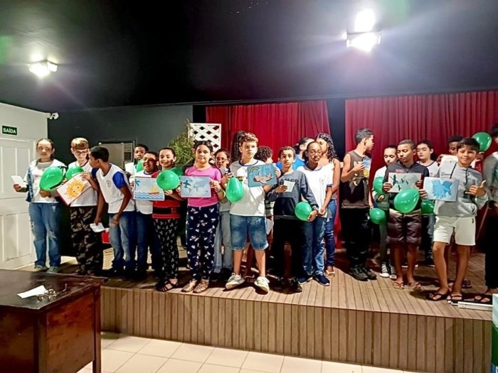 Apresentação musical e poesias marcam o encerramento da Biblioteca Itinerante em Escola de Mimoso do Sul