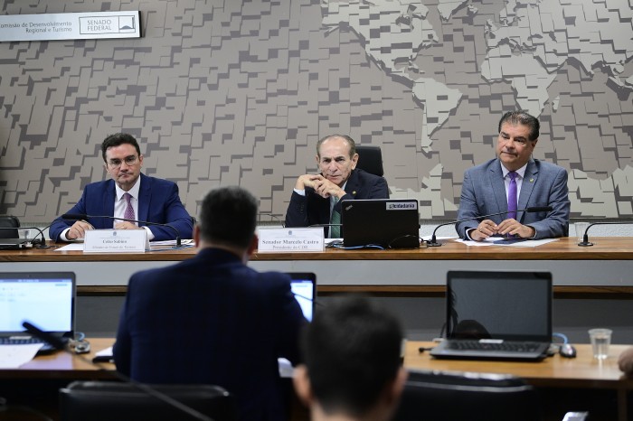 Celso Sabino (esq) apresentou as ações propostas para o ministério nos próximos dois anos e respondeu aos parlamentares em mais de três horas de audiência - Foto: Pedro França/Agência Senado