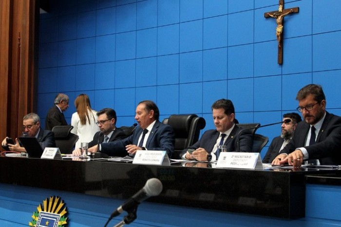 Deputados devem apreciar quatro projetos na sessão de hoje