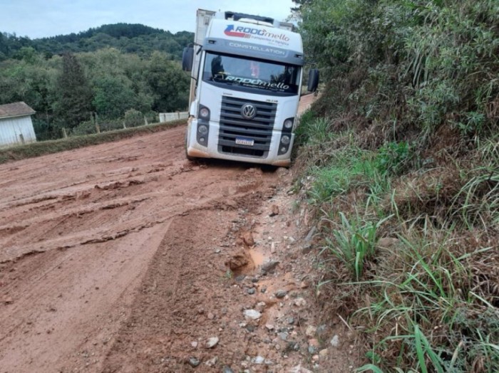 Deputado Ney Leprevost (União) pede urgência na pavimentação asfáltica da estrada que liga Contenda e Quitandinha