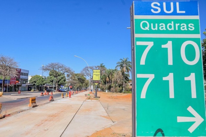Construção do pavimento rígido na W3 chega à altura da 711 Sul