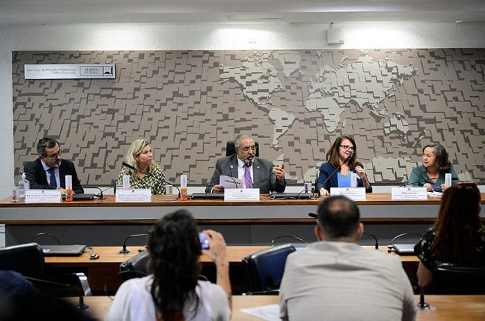 Paulo Paim (C) conduz o debate na Comissão de Direitos Humanos - Foto: Pedro França/Agência Senado