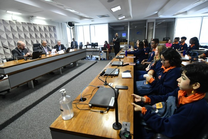 Paim, falando aos jovens senadores: o símbolo do projeto é a árvore. Ela simboliza a educação e a formação política em crescimento - Foto: Geraldo MagelaAgência Senado