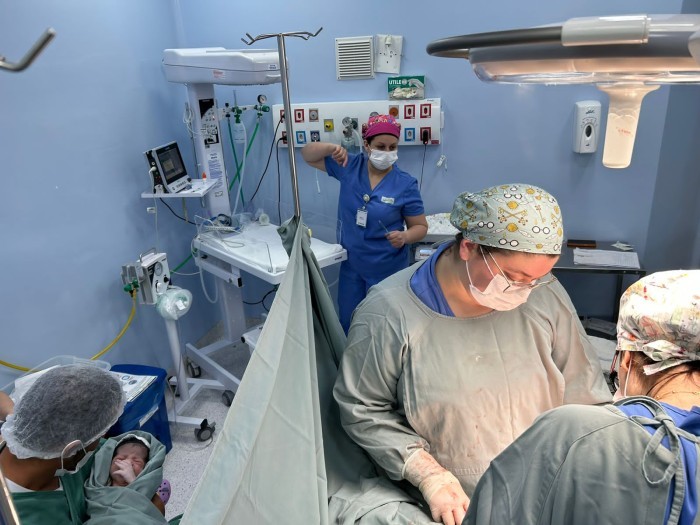 Centro cirúrgico do Hospital Materno-Infantil em Criciúma ganha berço aquecido para estimular laço mãe e filho