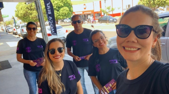 Agosto Lilás – Polícia Civil realiza blitz educativa em Coxim, com distribuição de panfletos sobre violência doméstica