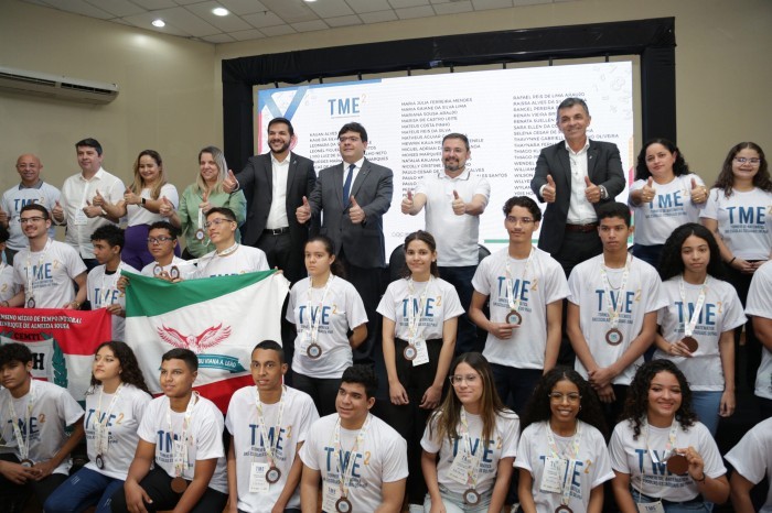 Governador anuncia bolsa de R$ 300 para 193 estudantes medalhistas em torneio de matemática
