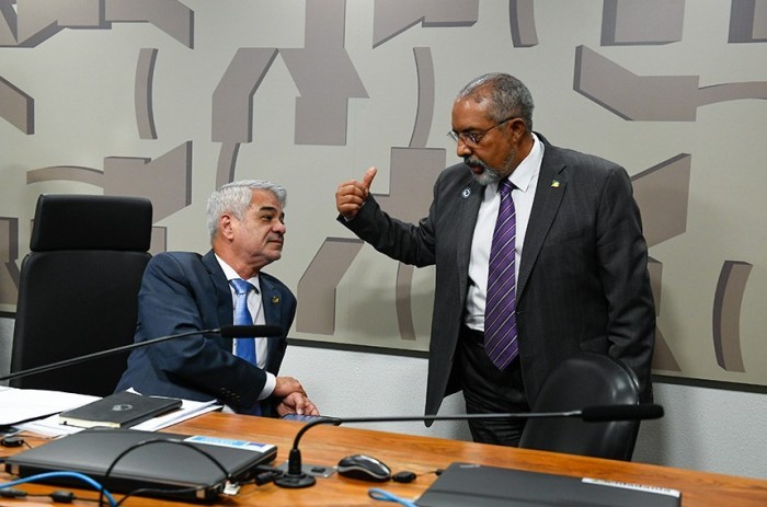 Paulo Paim, que leu o relatório favorável de Flávio Arns, conversa com o presidente da CAS, Humberto Costa - Foto: Roque de Sá/Agência Senado