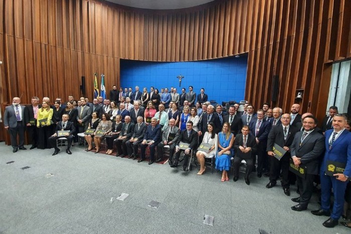 Em solene aos 30 anos do TRT-24, Hashioka homenageia importantes figuras de MS