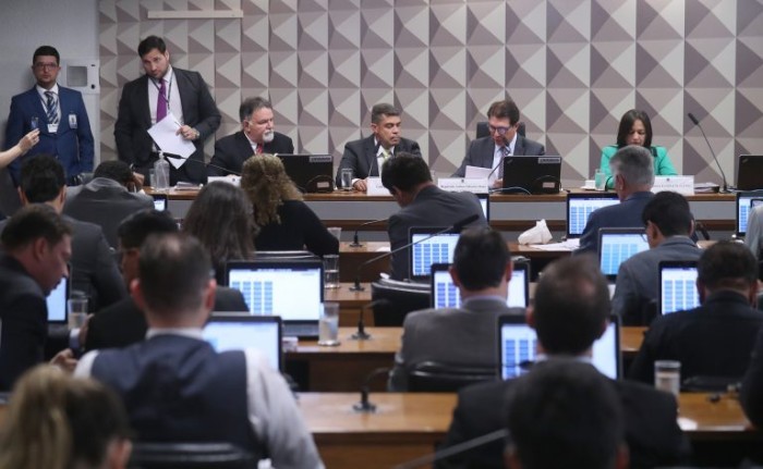 Deputados e senadores durante reunião da comissão - (Foto: Bruno Spada / Câmara dos Deputados)