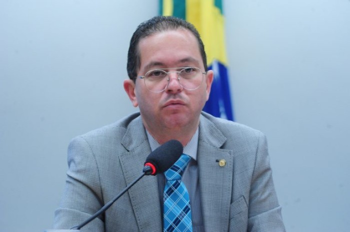 Alex Santana cita edital que vetava contratação de pessoa cisgênero heterossexual - (Foto: Billy Boss/Câmara dos Deputados)