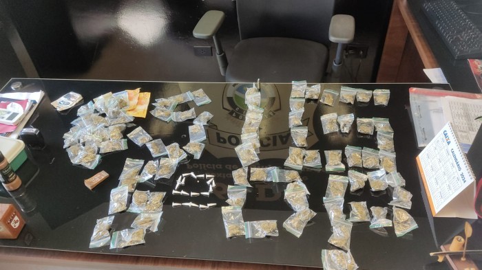 Polícia Civil apreende 81 porções de maconha e 19 pinos de cocaína no bairro Tijuca, em Campo Grande