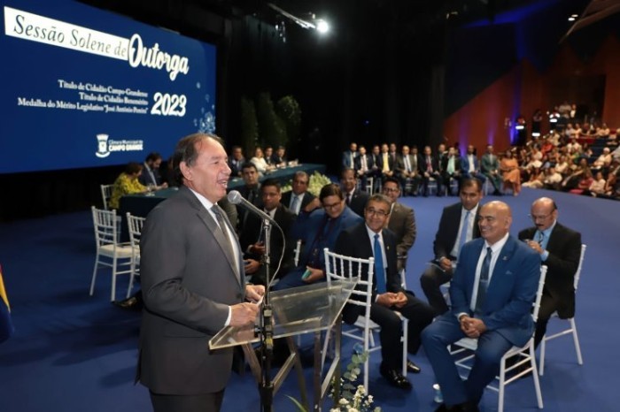 Presidente da ALEMS enaltece momento de estabilidade política ao receber título