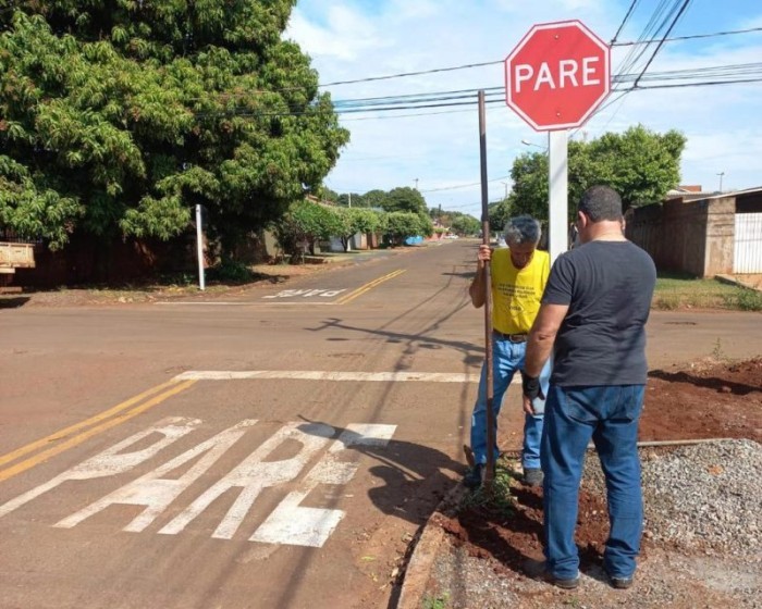 Agetran conclui trabalho de sinalização de placas ao longo da rua Rio Brilhante