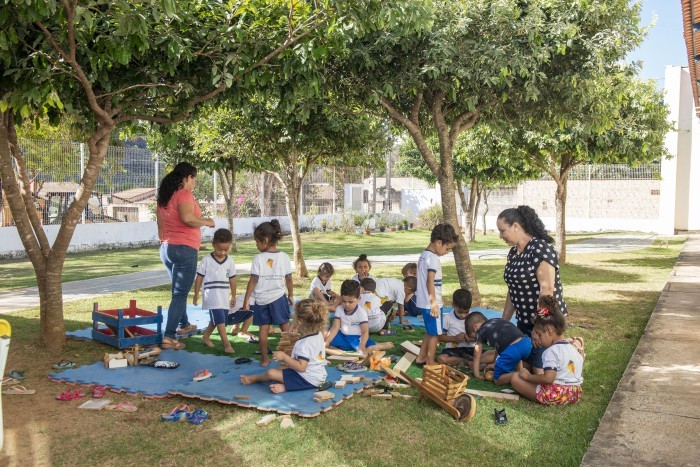 Crianças aprendem a confeccionar brinquedos com frutos e elementos do cerrado