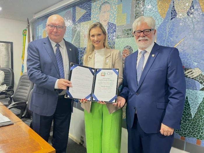 Secretário de Estado da Educação recebe medalha de mérito educacional do Conselho Estadual de Educação