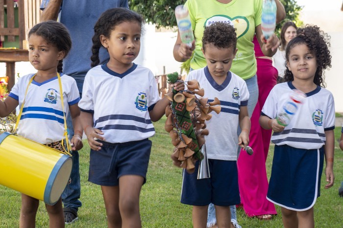 Crianças produzem sons e ritmos com objetos da natureza e embalagens recicláveis
