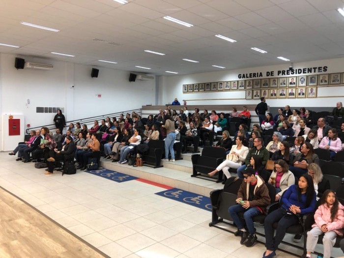 Seminário sobre atendimento a imigrantes reúne mais de 100 participantes da região Oeste