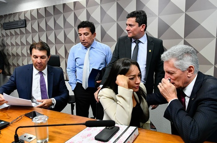 Eliziane Gama conversa com o deputado Rogério Correia na reunião desta quinta; ao lado, o presidente da comissão, deputado Arthur Maia, com os senadores Magno Malta e Sérgio Moro - Foto: tatibg