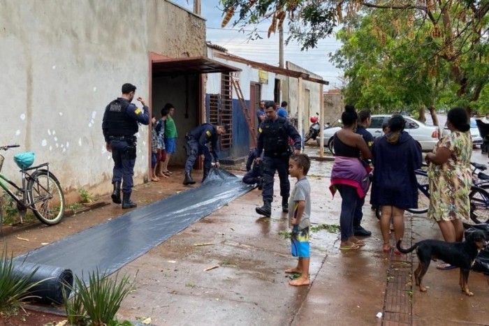 Prefeitura inicia doação de roupas e alimentos para famílias atingidas por temporal