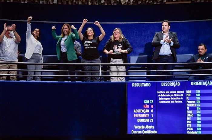 Profissionais de enfermagem comemoram no Plenário do Senado a aprovação do projeto que instituiu o piso, em 2022 - Foto: Edilson Rodrigues/Agência Senado