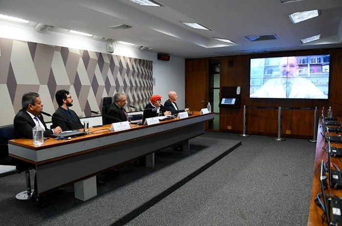 Paim (ao centro) preside a audiência: por mais polêmica que seja a matéria, sempre é possível um entendimento - Foto: Roque de Sá/Agência Senado