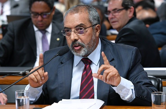 O senador Paulo Paim encampou ideia para produção em hortas suspensas em escolas, apresentada por Marcelo Siqueira, que recebe atendimento na Associação Pestalozzi de Brasília - Foto: Roque de Sá/Agência Senado