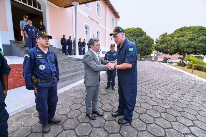 Governo do Amazonas e Marinha debatem ações integradas para enfrentar a seca dos rios