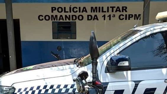 POLICIAIS MILITARES PRENDEM HOMEM POR POSSE IRREGULAR DE ARMA DE FOGO EM ROCHEDO