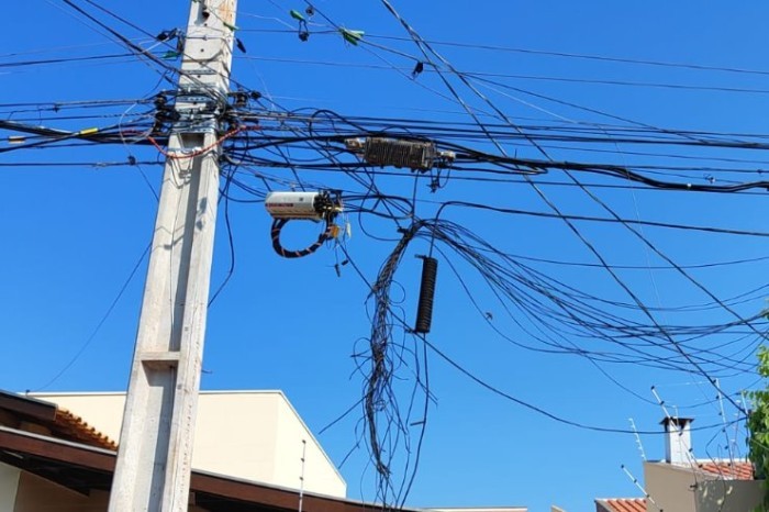 Para evitar acidentes, Marcio Fernandes pede manutenção da rede elétrica e telefônica