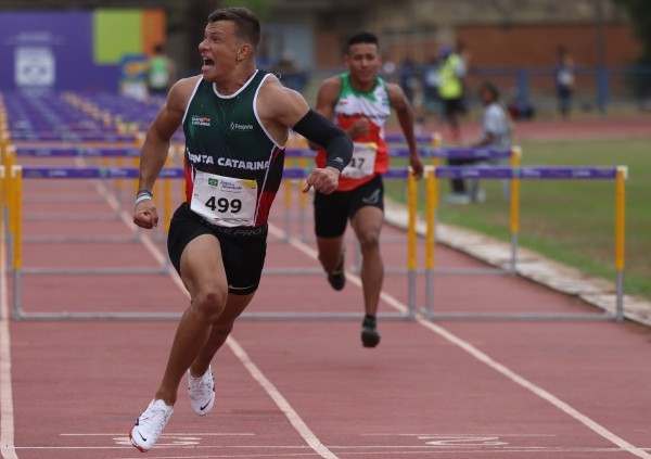 Catarinense bate recorde sul-americano e é sensação do atletismo nos Jogos da Juventude