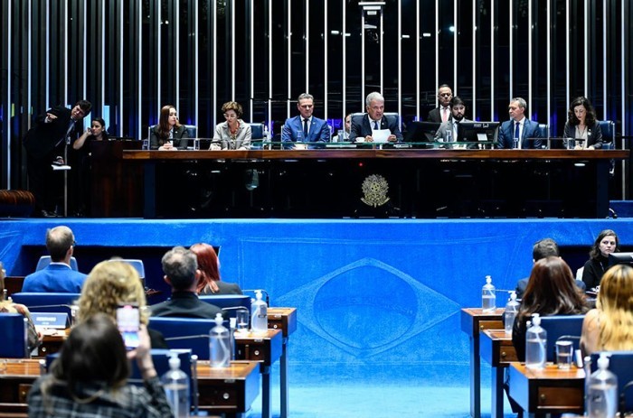 Sérgio Petecão (4º à dir.) comendou a sessão ao lado de Carlos Fávaro (4º à esq.) - Foto: Geraldo Magela/Agência Senado