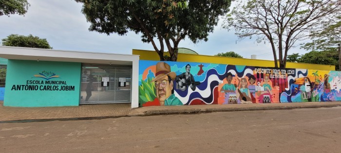 Escola municipal Tom Jobim usa criatividade para criar pontos de descarte do lixo eletrônico