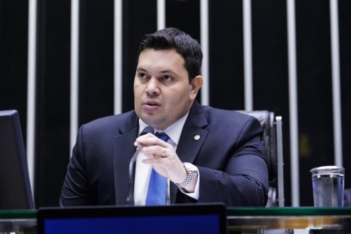 Acácio Favacho recomendou a aprovação da proposta - (Foto: Pablo Valadares/ Câmara dos Deputados)