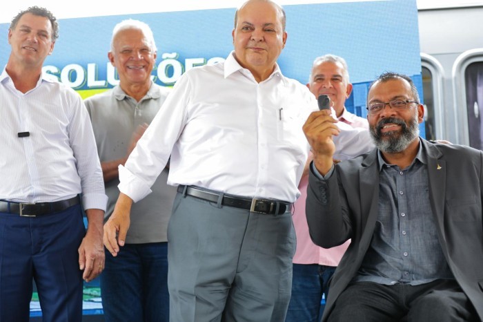 DF recebe 40 ônibus escolares e 11 vans para pessoas com deficiência