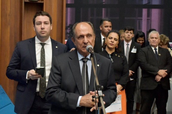Deputado Zé Teixeira solicita asfalto e saúde para Dourados