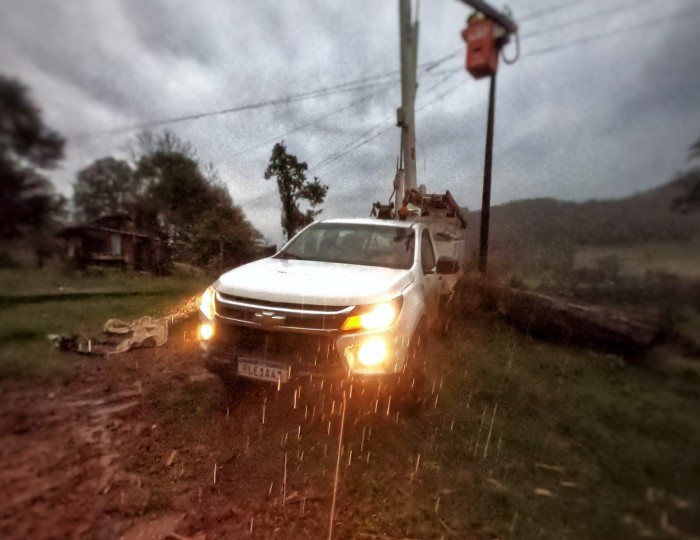 Celesc restabelece 85% da energia no estado após passagem de ciclone