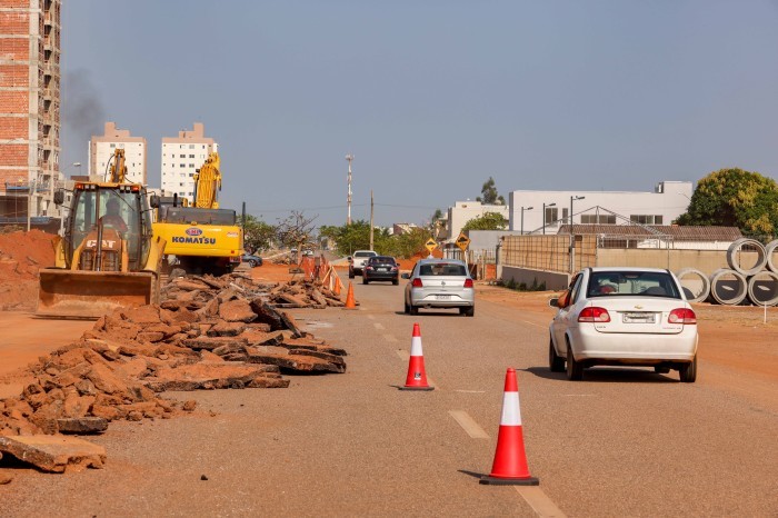 Asfalto da LO-9 é recortado para implantação de drenagem pluvial