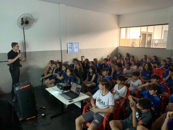 Polícia Civil ministra palestra para alunos em colégio de Fátima do Suol
