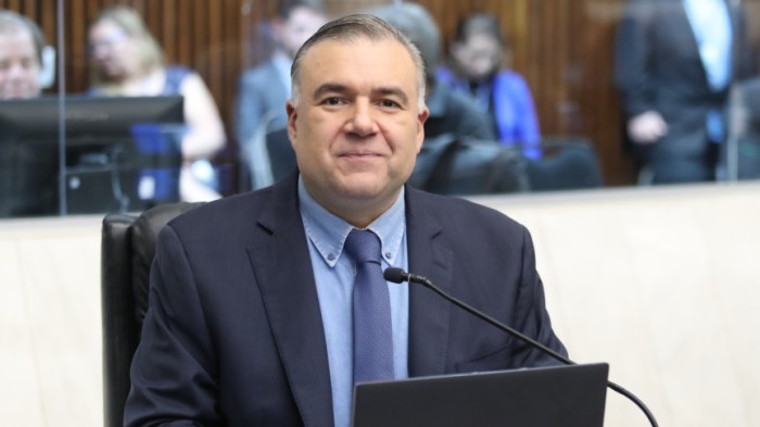 Deputado Ney Leprevost (União) protocola projeto estabelecendo que supermercados disponibilizem funcionários para auxiliar PCDs
