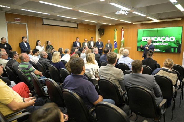 Governo do Estado anuncia maior concurso público da história para a educação e outras medidas para servidores de SC