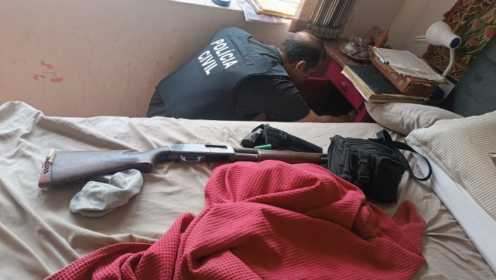Polícia Civil prende em flagrante mulher que atirou contra filha e apreende armas de fogo e munição em Pousada em Corumbá