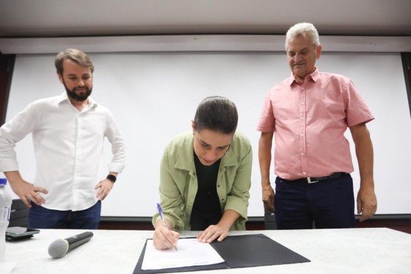 No Sertão, governadora Raquel Lyra assina ordem de serviço para criação do Polo Empresarial de Lagoa Grande