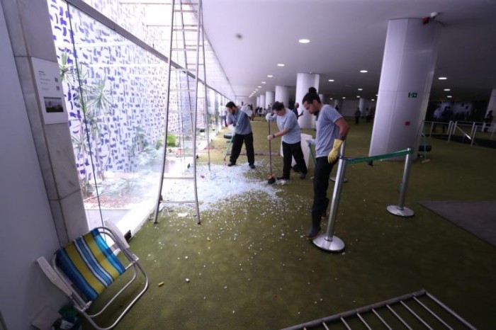 Funcionários recolhem vidros quebrados na Câmara no dia seguinte à invasão - (Foto: Bruno Spada/Câmara dos Deputados)