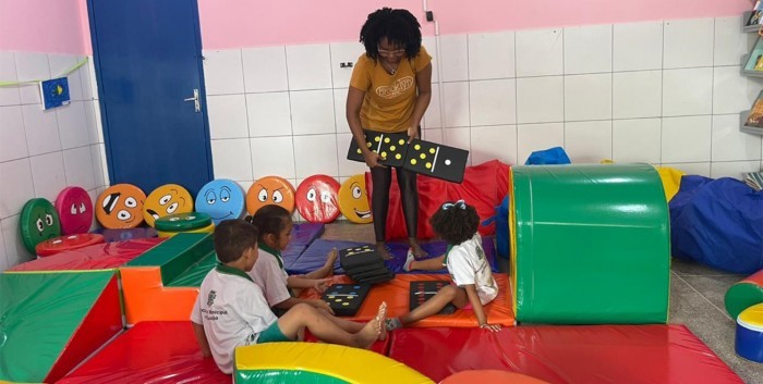 Atividades de psicomotricidade são estimuladas com recursos espumados em escolas municipais
